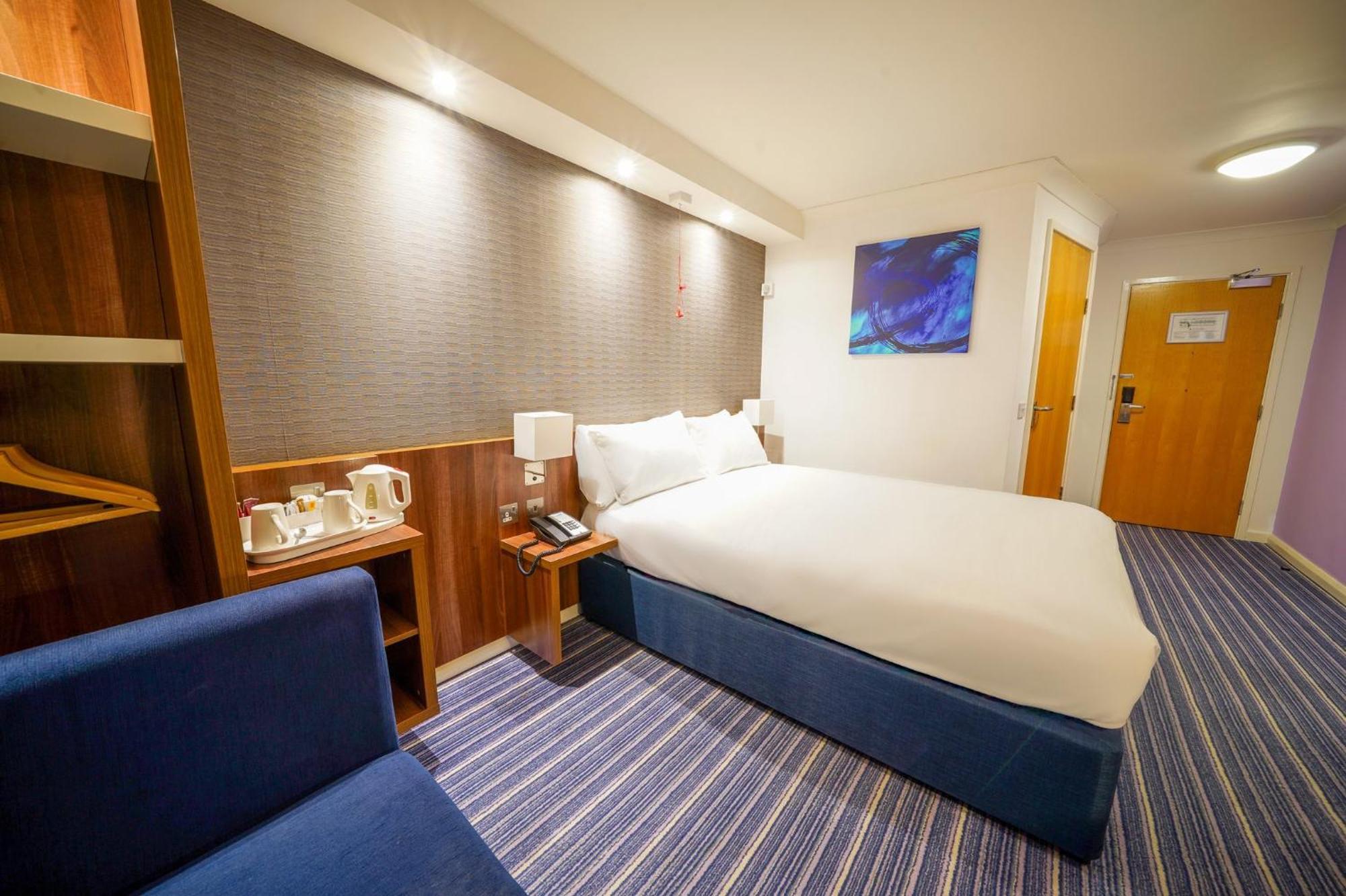 Holiday Inn Express Glenrothes By Ihg Exterior photo
