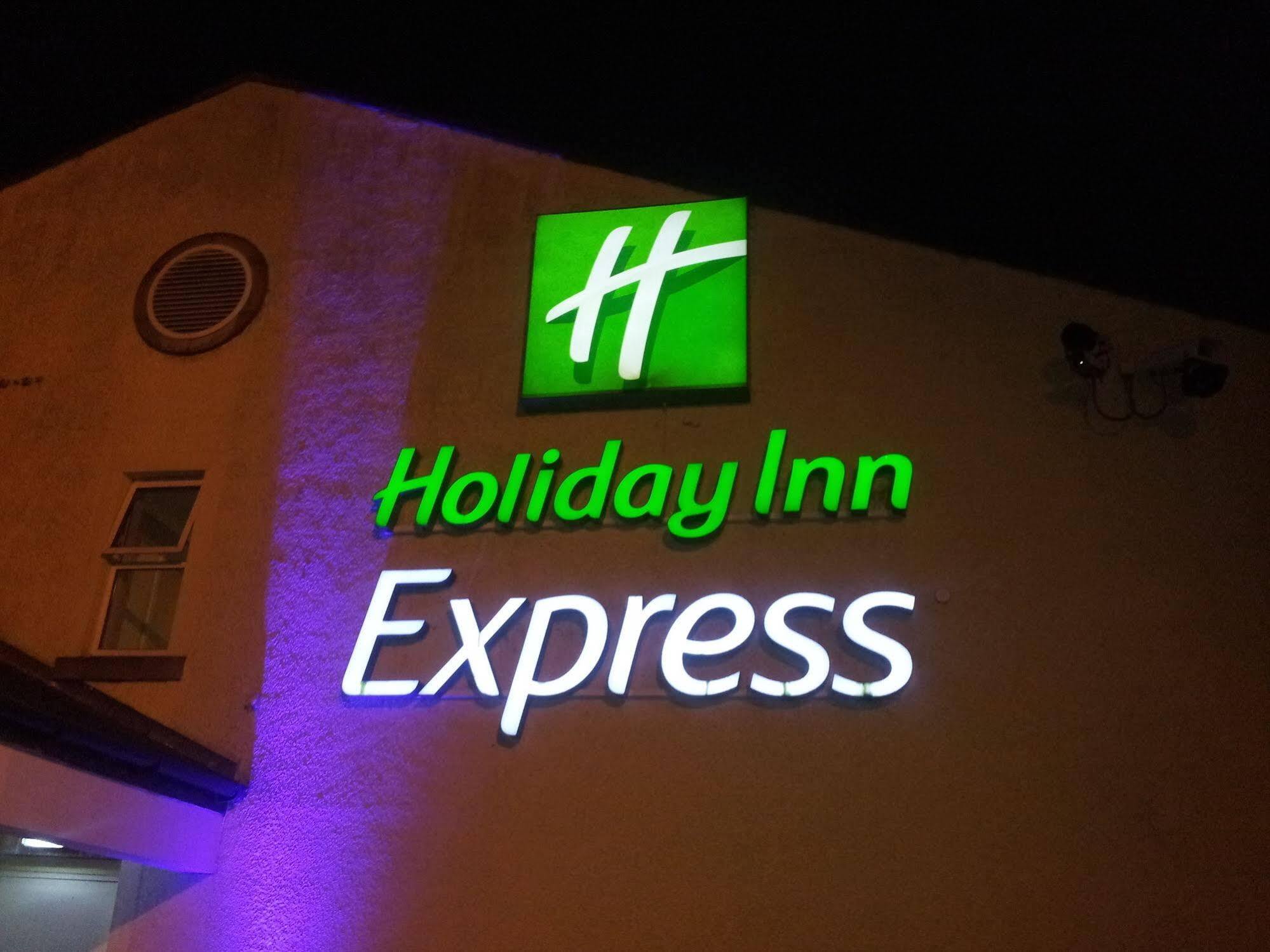 Holiday Inn Express Glenrothes By Ihg Exterior photo